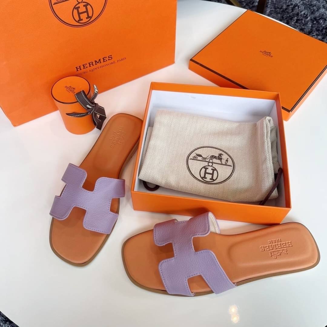 พร้อมส่ง รองเท้าแตะ Hermès สีพาสเทล ตัวใหม่ล่าสุด สีน่ารักมากกทุกสี คัดสีออกมาแล้วแมสที่สุด ให้เข้ากับเท้าสาวๆ ขับผิวมากคะ พื้นปั้มแบรนด์