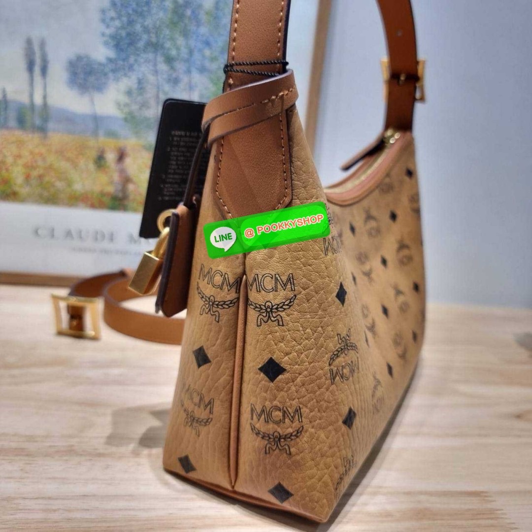 MCM AREN HOBO IN VISETOS 🔆 Details ฮอตฉ่ำมาก! กับกระเป๋าสะพายทรงโฮโบ ทรงสวยมาก ขนาดกำลังดี จุของได้เยอะ ใช้งานสะดวกด้วยการรูดซิป พิเศษแถมพวงหนังและชุดกุญแจล็อคมาให้ด้วย ถอดออกได้ นำไปใช้กับกระเป๋าใบอื่นได้ด้วย ภายในโล่งกว้าง ใส่ของสำคัญได้อย่างครบ