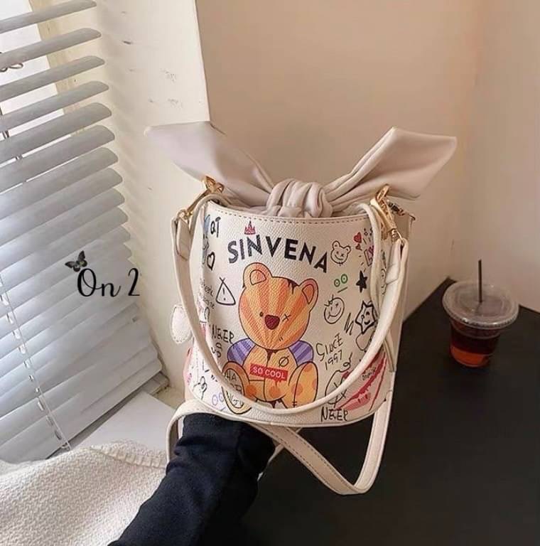กระเป๋าสะพายทรงถัง หนังพิมพ์ลาย เปิดปิดแบบหูรูด อะไหล่ทอง มาพร้อมสายสะพายยาวครอสบอดี้ งานน่ารักมากค่ะ