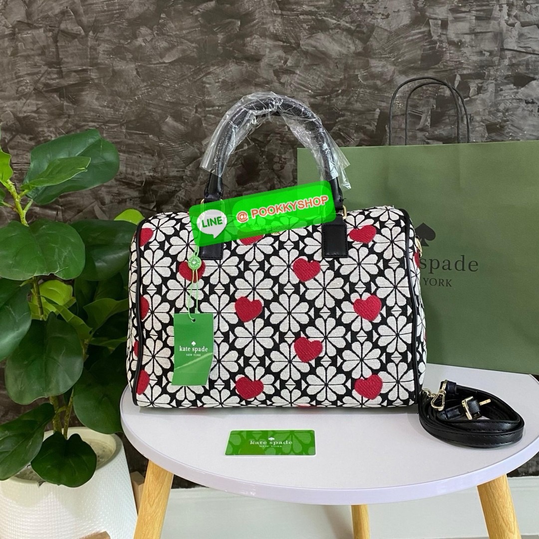 KATE SPADE NEW YORK SPADE FLOWER JACQUARD MANHATTAN DOCTORS BAG กระเป๋าถือหรือสะพายใบใหญ่ทรงหมอน โดดเด่นด้วยลวดลายเอกลักษณ์ทั้งใบ ด้านหน้าตกแต่งด้วยชื่อแบรนด์ เปิด-ปิดกระเป๋าด้วยซิปคู่ ด้านในโล่งกว้าง จุของได้เยอะมากค่ะ มีช่องซิปเล็กและช่องใส่ของจุกจิกค่ะ