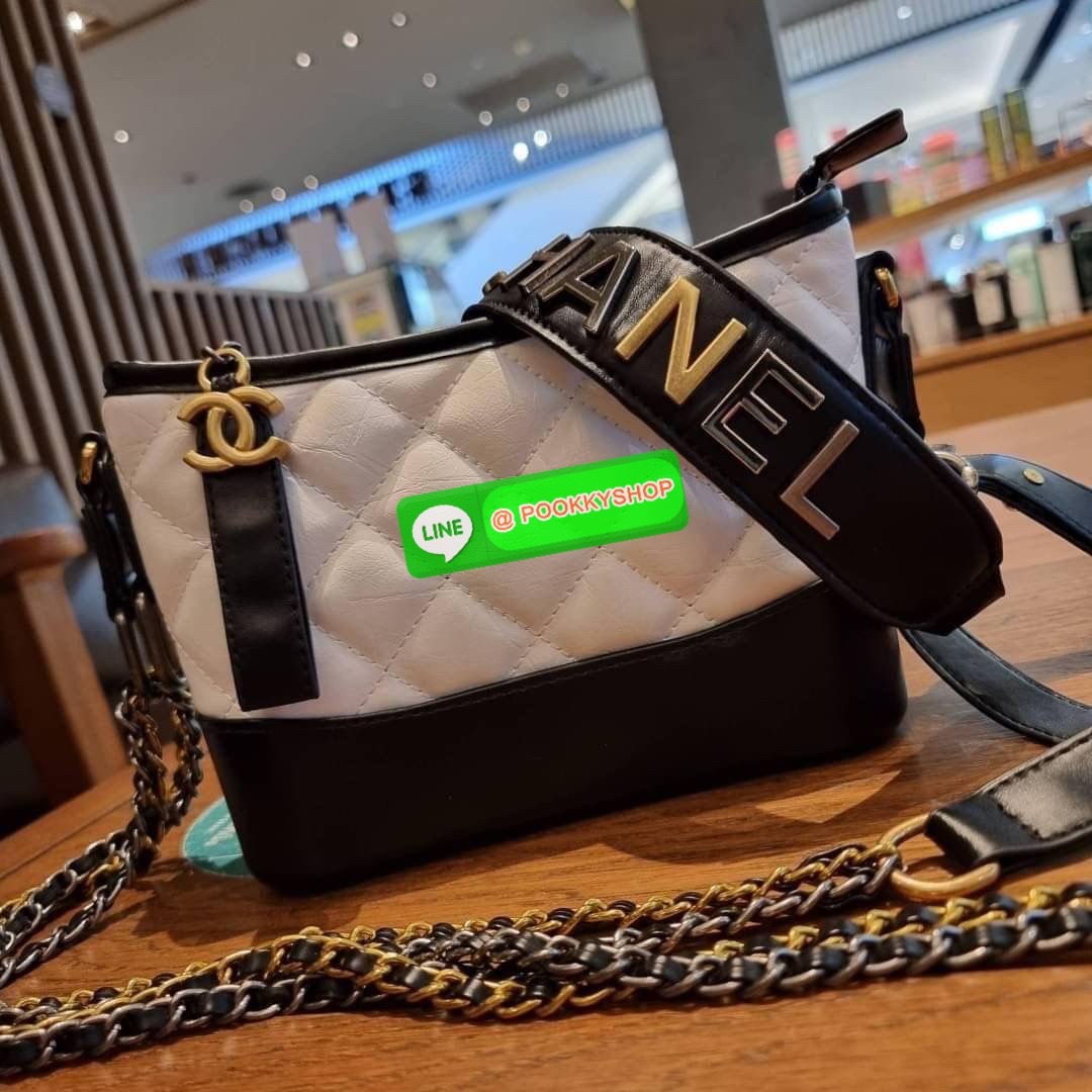 RESTOCK!! LIMITED SHOULDER BAG พรีเมี่ยมกิ๊ฟ Chanel ไซส์คลาสสิค กระเป๋าสะพายข้าง/ไหล่ หนังสังเคราะห์ นิ่ม หรู มาพร้อมพวงกุญแจสัญลักษณ์แบรนด์ พิเศษ!! สายคล้อง jumbo font เพิ่มดีเทลความแพง อะไหล่พร้อมโซ่สะพายสีทองสลับสีเงินรมดำ สามารถสะพาย crossbody หรือสะพ