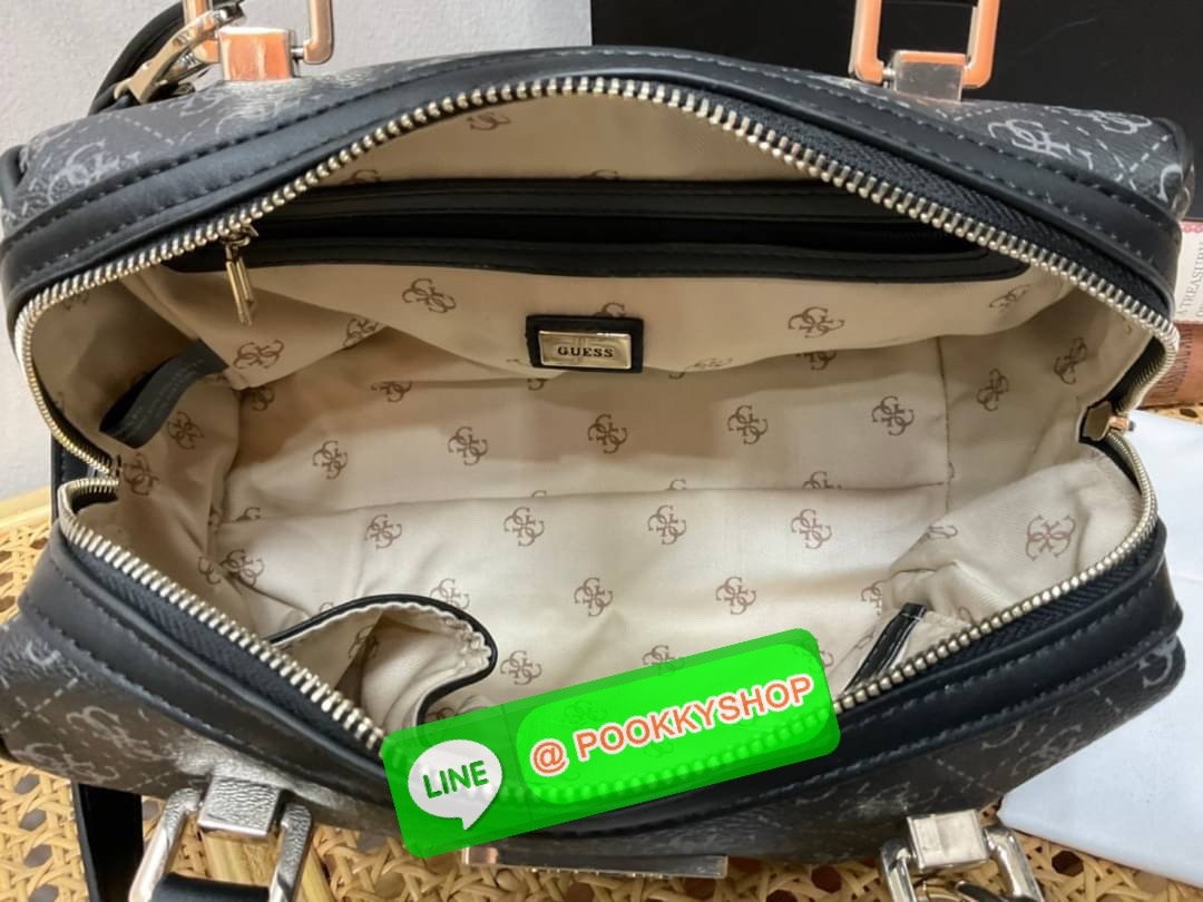 Guess Handbag with Small Shoulder Strap Tyren SG796605 New collection!! Guess ทรงหมอน ขนาดเล็ก ลายซิกเนเจอร์แบรนด์ ทรงหมอนยอดฮิต มีให้เลือก 5 สี สีสวยคลาสสิก เข้ากับง่ายกับทุกชุด ปิด/เปิด ด้วยซิป ภายในโล่งกว้าง แยกเป็นสัดส่วนใช้งาน ซับในตราแบรนด์
