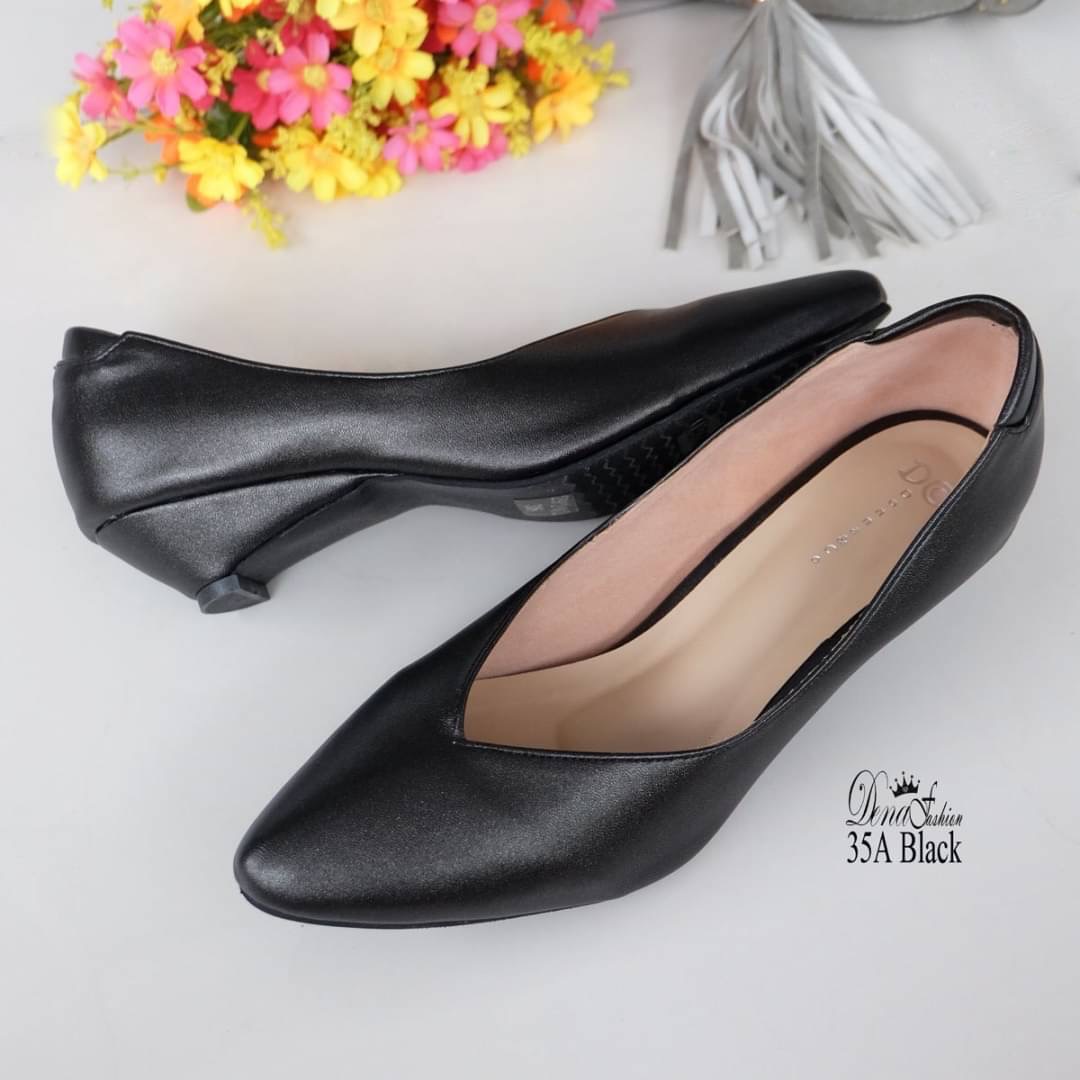 คัชชูหน้าวี ทรงสวยช่วยทำให้เท้าดูเรียวยาวขึ้น วัสดุหนังพียูให้ความเงาเล็กๆไม่มากจนไป ดูเรียบหรู