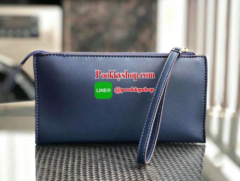 KATE SPADE Wallet Clutch Bag กระเป๋าทรงคลัชสุดคุ้มหนัง Saffiano ด้านหน้ามีโลก้แบรนด์ มาพร้อมสายคล้องมือ เปิดปิดด้วยซิปสะดวกใช้ สามารถใส่แทนกระเป๋าสตางค์ใบยาว ภายในแบ่งออกเป็น3ช่องหลัก มีช่องใส่บัตร เครื่องสำอาง เครื่องเขียน เหรียญ ไส่ไอโฟนพลัส ได้ค่ะ มีกล