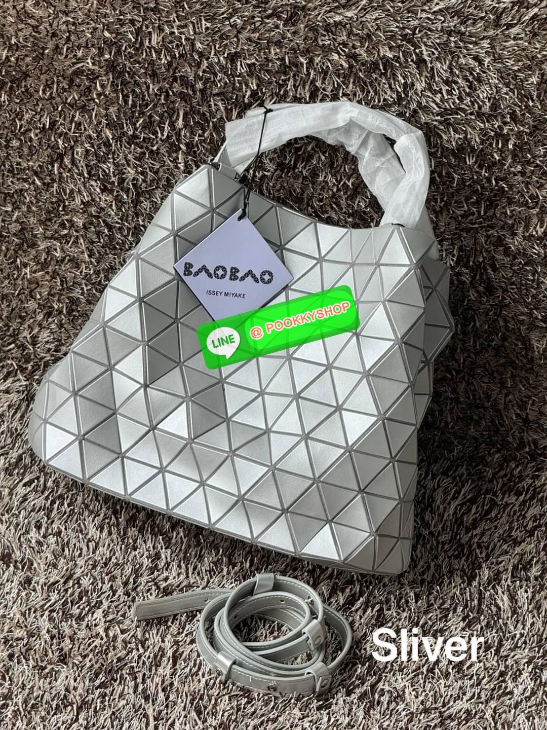 Large Bao Bao Issey Miyake crystal Matte large tote bag เป็นกระเป๋าทรงโท้ทที่มีความพิเศษด้วยการออกแบบแผ่นสามเหลี่ยมแบบใหม่จัดเรียงต่อกันในแนวตั้งเสริมกระเป๋าให้ดูหรูหรา ทันสมัย และดูมีเอกลักษณ์เป็นของตัวเอง อีกทั้งยังมีโครงสร้างฐานตาข่าย นอกจากช่วยให้กระเ