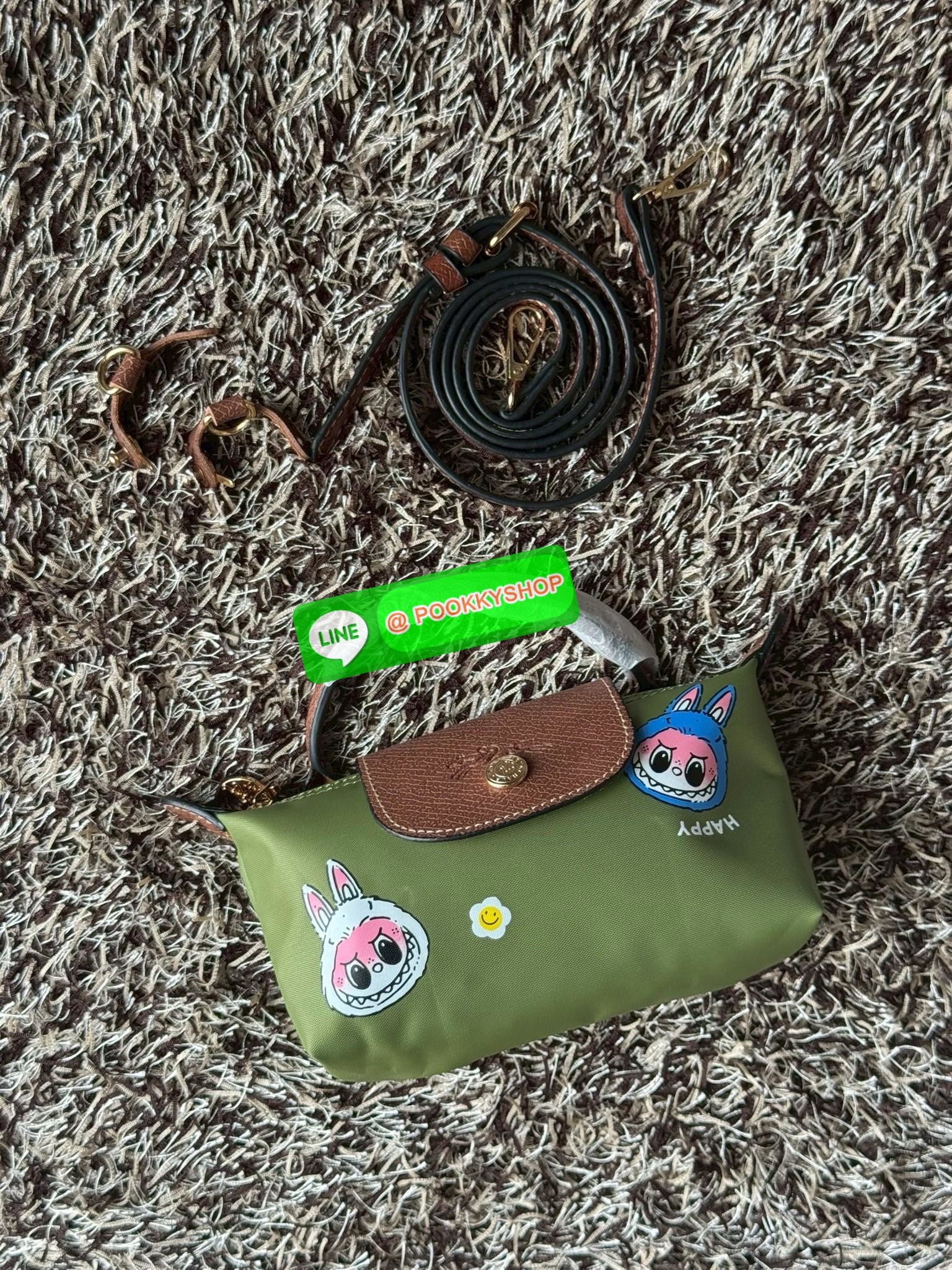 LONGCHAMP LE PLIAGE ORIGINAL X Labubu Pouch with handle เป็นการร่วมงานกัระหว่างแบรนด์ และยังกระเป๋าถือขนาดมินิทรงpouch ที่ด้านหน้ามีลวดลายน้องลาบูบู้ในแบบต่างๆ เปิดปิดระบบสองชั้น ได้ว่าของด้านในมีความปลอดภัย เหมาะอย่างยิ่งสำหรับสาวๆที่ชอบกระเป๋าขนาดมินิไซ