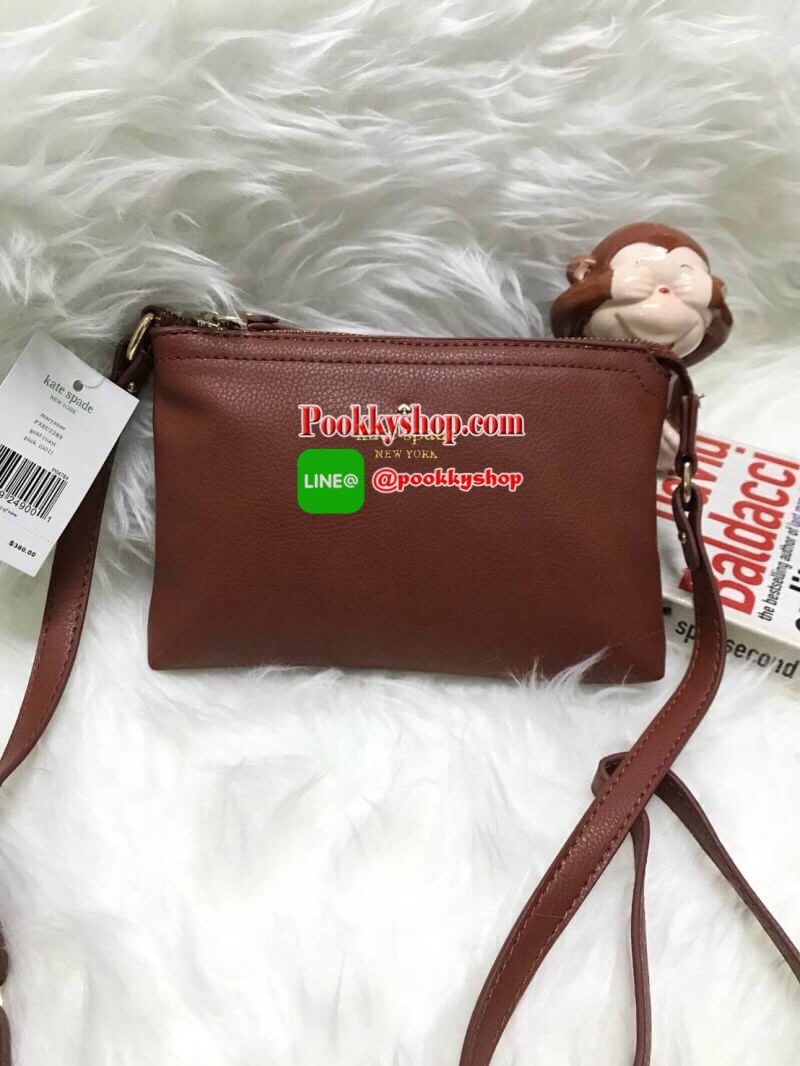 KATE SPADE MINI CROSSBODY BAG กระเป๋าสะพายข้างทรงครอสบอดี้ขนาดมินิ วัสดุหนังPu เปิดปิดด้วยซิปเดียวด้านบน ภายในสกรีนโลโก้แบรนด์ ในช่องใหญ่ยังมี1ช่องซิปเล็ก สามารถใส่ไอโฟนได้ กระเป๋าสตางค์สั้น และของจุกจิก มีความยาวสาย 109cm ปรับความยาวได้ ด้านหน้าปั้มโลโก้