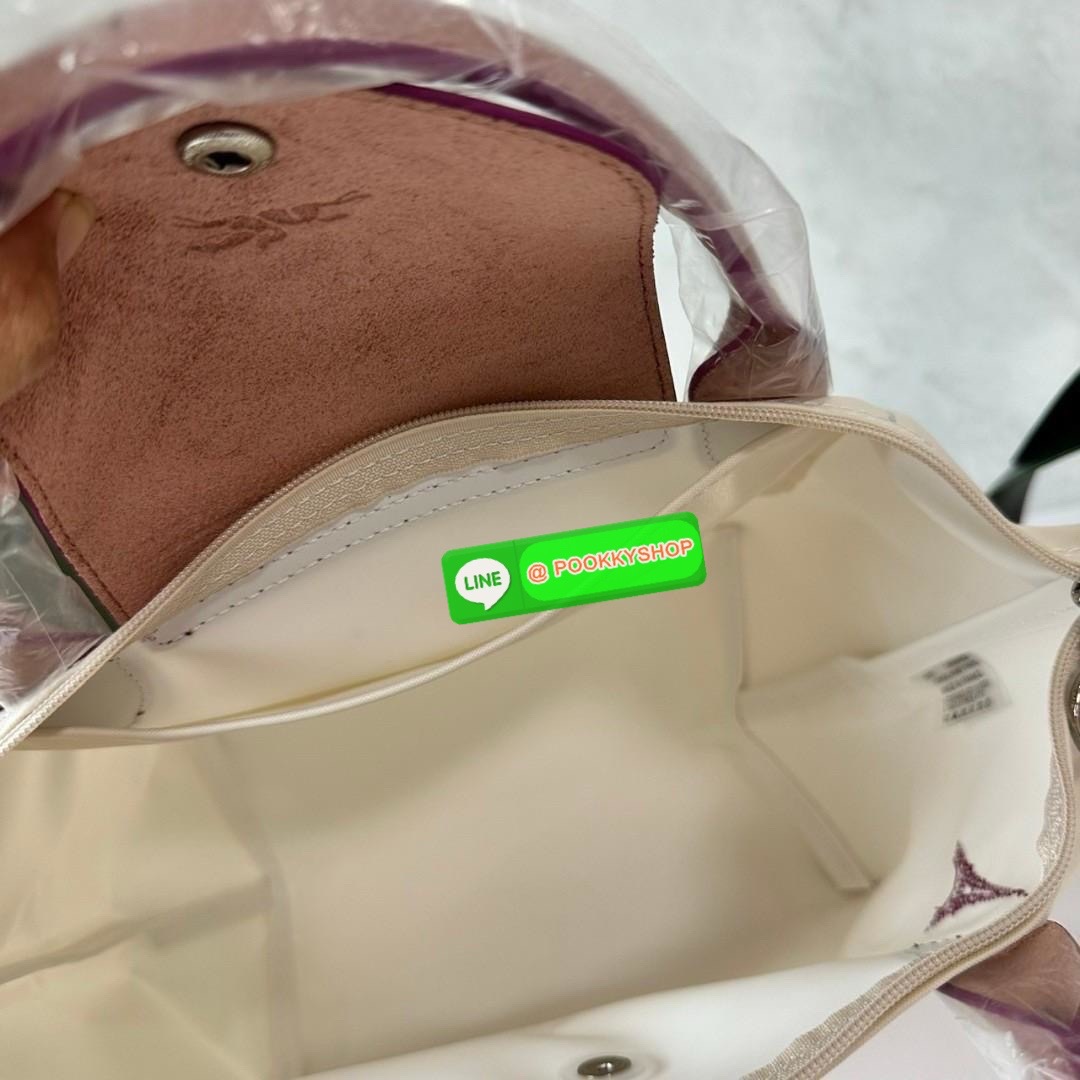 Longchamp Le Pliage Eiffel Tower Tote Bag S 🔖 Collection ใหม่ล่าสุดโดดเด่นด้วยลายปักหอไอเฟลขนาดกระทัดรัดจุของได้เยอะ 🔖วัสดุ : ไนลอนกันน้ำ 🔖เปิด-ปิด ด้วยฝาปิดกระดุมแป๊กมีซิปปิดด้านบน ภายในช่องโล่งกว้างสามารถใส่ iPad ได้ มีช่องแยกด้า