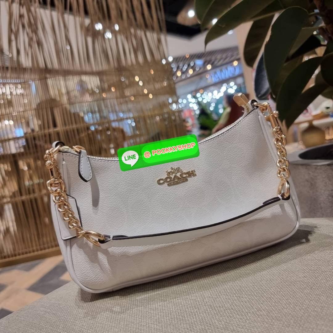 COACH CA548 TERI SHOULDER BAG IN SIGNATURE CANVAS คอลเลคชั่นใหม่ล่าสุด ที่สาวๆรอคอย กระเป๋าสะพายไหล่กึ่งทรงพอช พร้อมเสิร์ฟความสวยถึงบ้านไปเลยก่อนใคร แบบไม่ต้องพรีฯ ด้วยดีไซน์คลาสสิคที่แอบแฝงความเรียบหรู มาพร้อมสายสะพาย 2 เส้น เป็นสายโซ่คล้องแขนและสายสะพาย