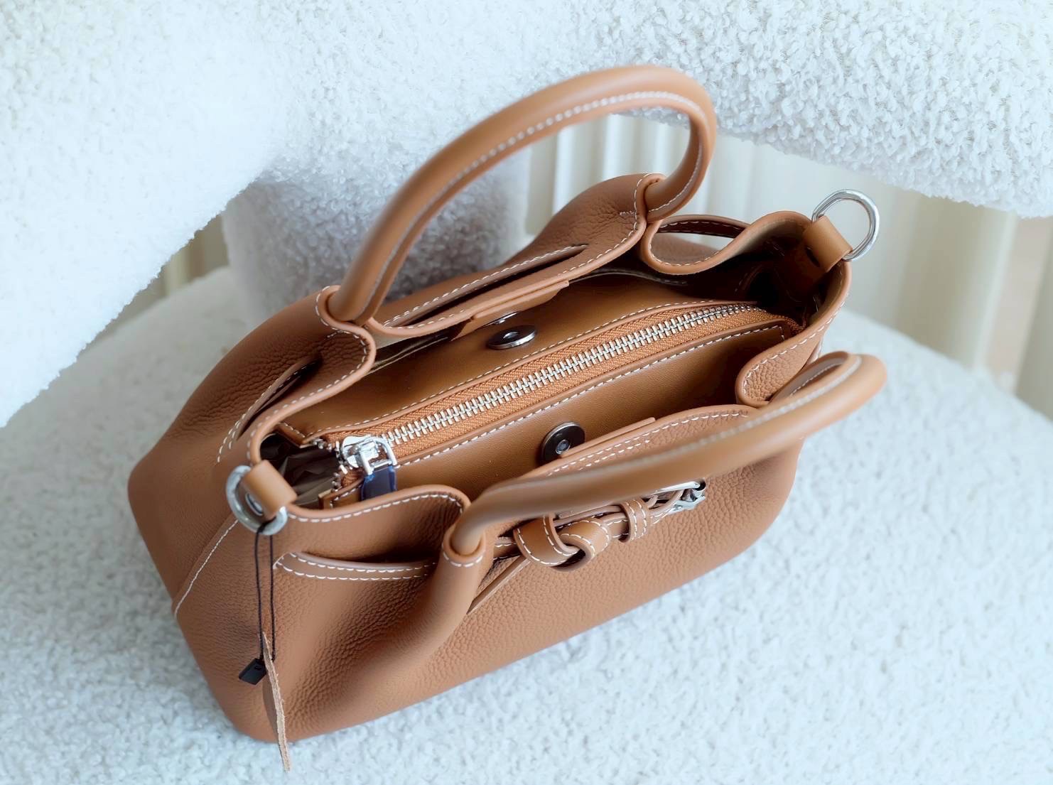 กระเป๋าหนังแท้ทรงtote งานหนังแท้💯 Genuine leather หนังลาย togo รักษาง่าย ใช้งานได้ยาวนาน ขนาดกำลังดี น้ำหนักเบา มีสายสะพายยาว หนังแท้มีความคงทนและสามารถใช้งานได้ยาวนาน เมื่อได้รับการดูแลที่ดี หนังจะมีความนุ่มและยืดหยุ่น แต่ยังคงแข็งแรง นอกจากนี้ ห