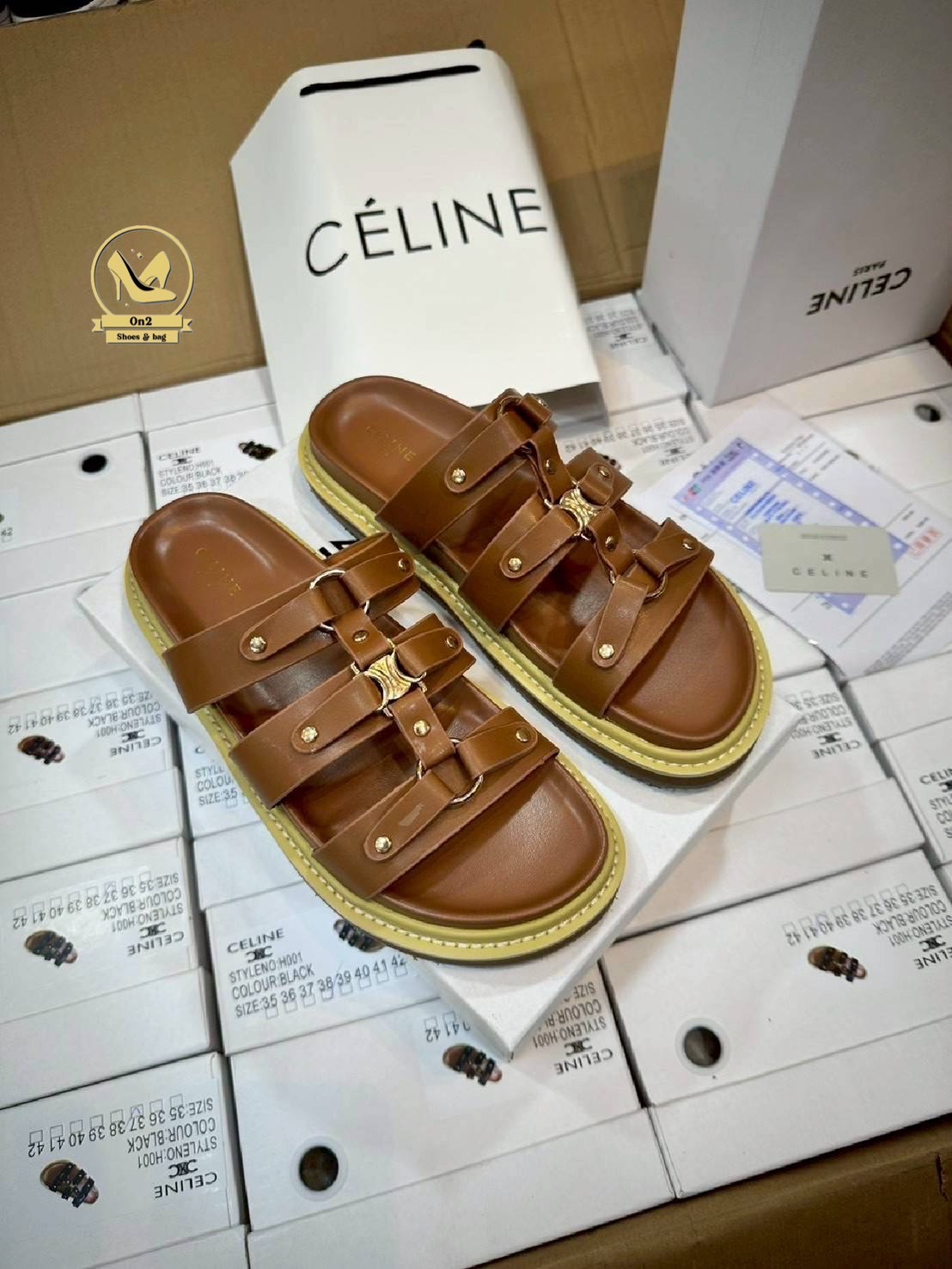 รองเท้าแตะเสริมส้ Celine ดีไซน์ที่ดูหรูหราและทันสมัย เน้นความเรียบง่ายและฟังก์ชันการใช้งานที่ดีเยี่ยม มีส้นเล็กน้อยออกแบบให้ดูทันสมัยและสามารถสวมใส่ได้ทั้งในโอกาสทางการและไม่เป็นทางการสายรัดข้อที่สามารถปรับให้กระชับพอดีกับขา ช่วยเพิ่มความมั่นคงและไม่ลื่นไ