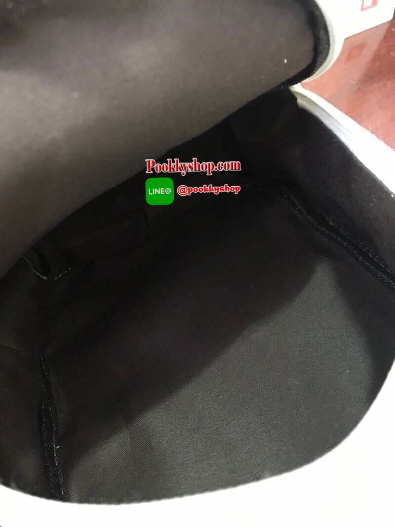 FILA 2WAY MINI BACKPACK กระเป๋าเป้หรือสะพายข้างสไตล์ Sport รุ่น Limited Edition ขนาดมินิ กำลังดี หนังนิ่มตั้งอยู่ทรง กันน้ำและน้ำหนักเบา ด้านหน้าสกรีนโลโก้แบรนด์ ด้านหน้าช่องซิปใส่ของจุกจิก ช่องหลักเปิดปิดด้วยซิปสะดวกใช้ หัวซิปแบรนด์ ภายในมีช่องใส่ของ หูจ