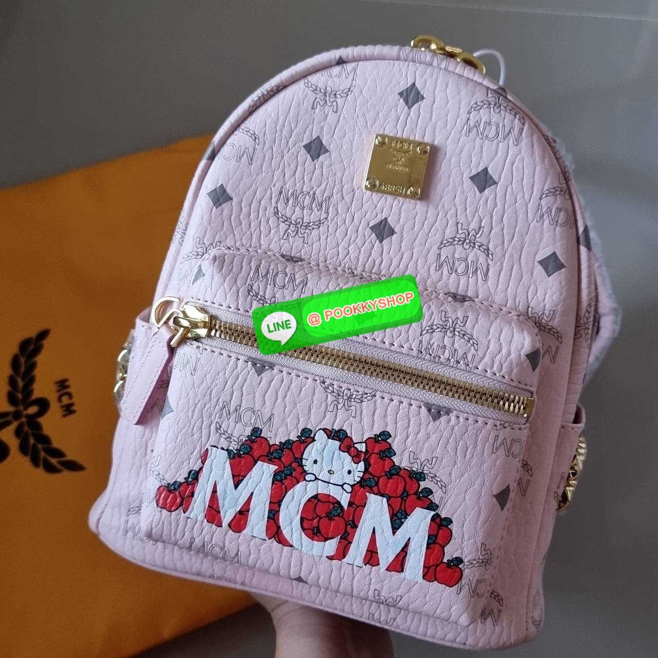 🔆 Model MCM×HELLO KITTY STARK SIDE STUDS MINI BACKPACK IN VISETOS 🔆 Details อีกหนึ่งรุ่น Best seller ที่ต้องมี!! พร้อมสีมาใหม่ที่พลาดไม่ได้!! และดีไซน์คอลแลบกับคิตตี้ครบรอบ 50 ปี! น่ารักน่าใช้เกินเรื่องสุดๆ กระเป๋าเป้ ไซส์ mini ขนาดเหมาะกำ