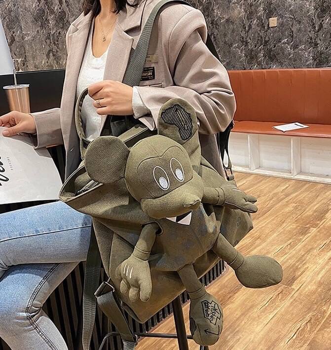 พร้อมส่ง เป้ตุ๊กตา LV งานสวยน่ารักมากค่ะ ผ้าหนาดีมาก ช่องเก็บของใหญ่มาก ด้านใน มีหลายช่อง ด้านหลังมีช่องซิปเก็บของสำคัญ เก๋ไก๋ไม่เหมือนใคร