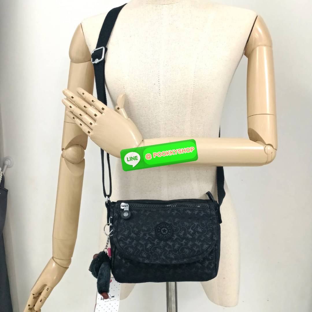 KIPLING SABIAN CROSSBODY MINI BAG กระเป๋าสะพายข้าง วัสดุ Nylon & Polyester 100% ขนาดเล็กกำลังน่ารัก เปิด-ปิดด้วยฝาปิดกระดุมแม่เหล็กและซิปแบรนด์ ด้านในมีแท็กแบรนด์