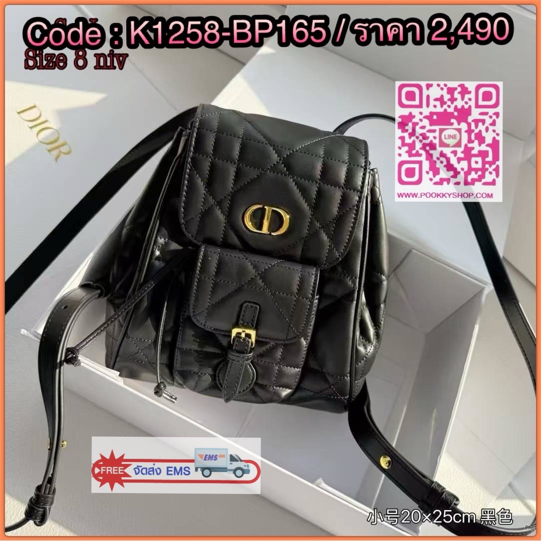 DIOR Small Caro Backpack กระเป๋าเป้ไซส์เล็กน่ารัก ดีไซน์ใหม่ หนังสวยเกินเรื่องมากๆ สัมผัสนิ่ม หรูหรา หูจับในตัวดีไซน์โค้งมนอะไหล่ทองสวยโดดเด่นไม่เหมือนใคร ที่สุดของความลัคชูต้องยกให้แบรนด์นี้ ทันสมัยและสง่างาม ราคาคุ้มที่สุดในย่านนี้บอกเลย!!