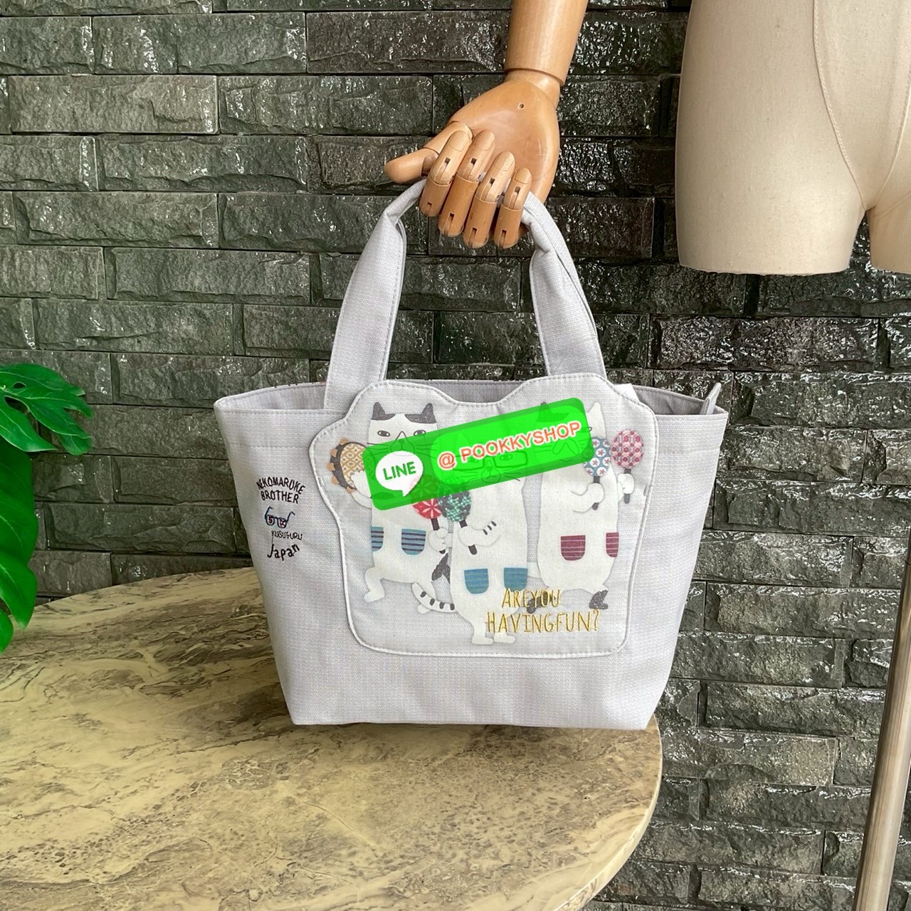 กระเป๋าถือ คล้องแขน ทรงโท้ทสุดเก๋และน่ารัก Nekomaruke Hamipoke Bag จาก Kusguru Japan กระเป๋าโท้ทสุดน่ารักใบนี้เหมาะสำหรับผู้หญิง และเป็นไอเทมใหม่ในคอลเลกชันฤดูใบไม้ผลิ/ฤดูร้อน 2025