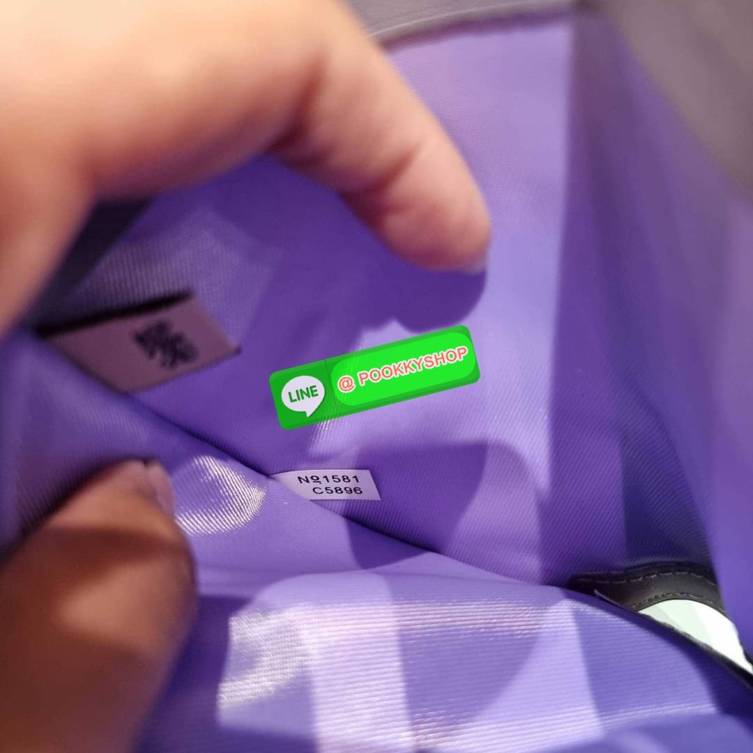 COACH C5896 MEDIUM CORNER ZIP WALLET IN SIGNATURE LEATHER คอลเลคชั่นใหม่งานหรู งานดูแพง จัดให้เลย!! กระเป๋าสตางค์ใบกลาง ดีไซน์ใหม่ สุดหรู แค่เห็นก็ต้องเลิฟ ถือใช้ขับผิวทุกสี วัสดุหนังแท้ปั๊มลายนูนสวยคม ภายในมีช่องใส่บัตร ใส่ธนบัตรได้ครบ และมีช่องซิปแยก ใบ