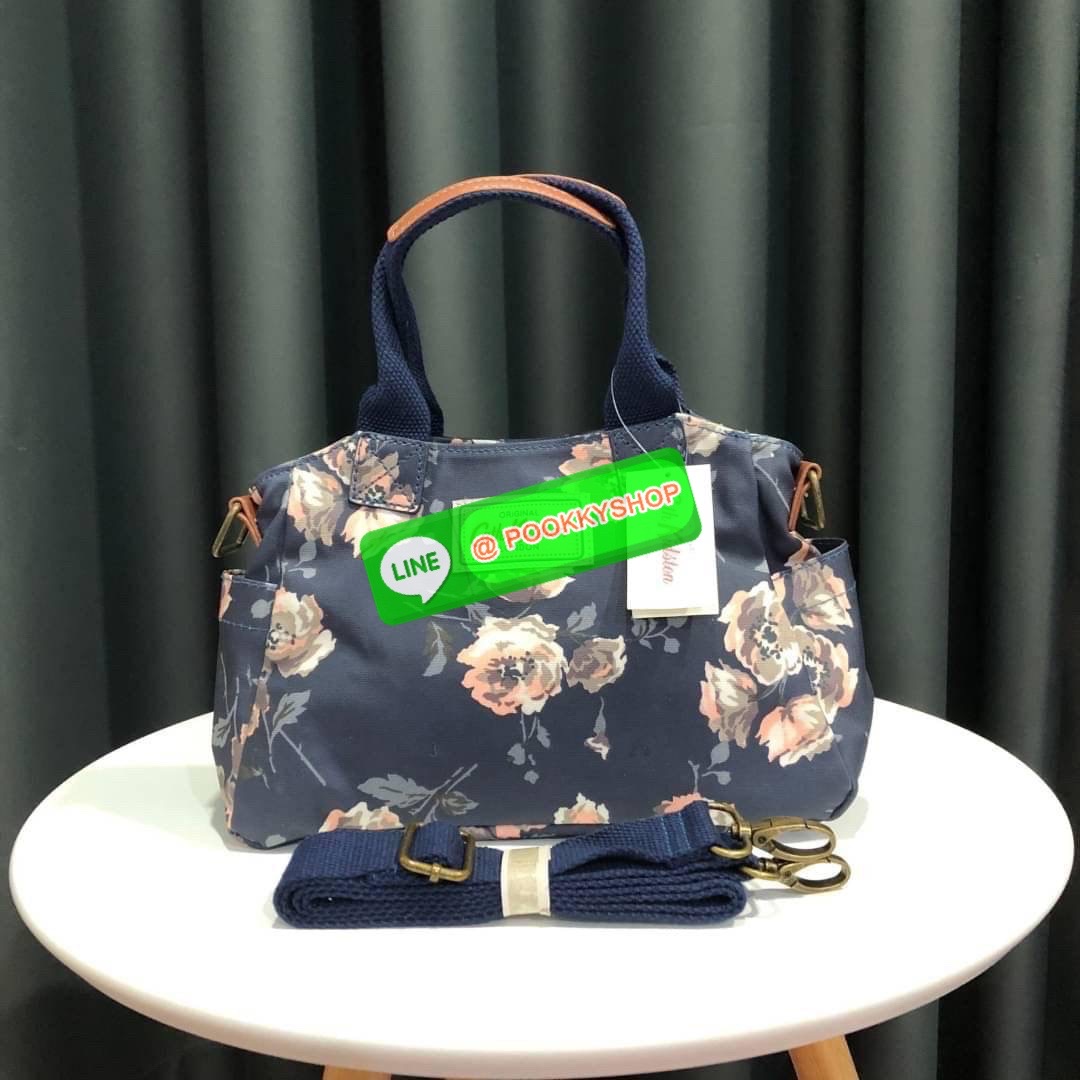 Cath Kidston Mini day Bag กระเป๋าถือหรือสะพายสุดชิค เหมาะสำหรับใช้สะพายในวันทำงานหรือวันสบายๆ เก็บของใช้ระหว่างวันได้เยอะค่ะ เปิด-ปิดด้วยซิป ด้านในมี 1ช่องใหญ่ ช่องซิป 1ช่องและช่องเล็กให้แยกเก็บมือถือของจุกจิก สวยคุ้มมากๆ มีหูจับ มาพร้อมสายสะพายยาวปรับระด