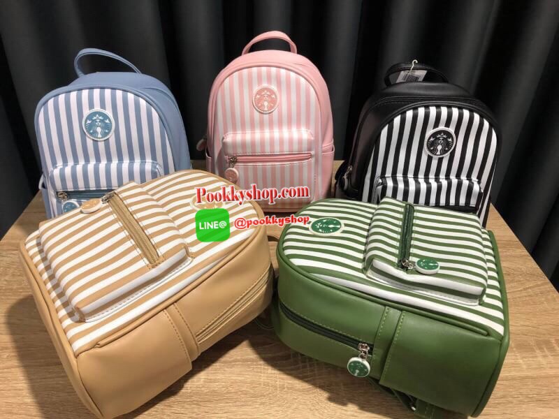 STARBUCKS BACKPACK กระเป๋าเป้สุดน่ารัก ขนาดกำลังพอเหมาะสำหรับใส่ของระหว่างวัน และช่องจัดเก็บอีกหลากหลายรูปแบบ ดีไซน์สวยนับเป็นอีกหนึ่งกระเป๋าเป้ที่พร้อมให้คุณได้สะพายออกไปข้างนอกได้ทุกวันอย่างมั่นใจ เพราะแมทช์เข้ากับทุกลุค รุ่นนี้แนะนำเลยค่า