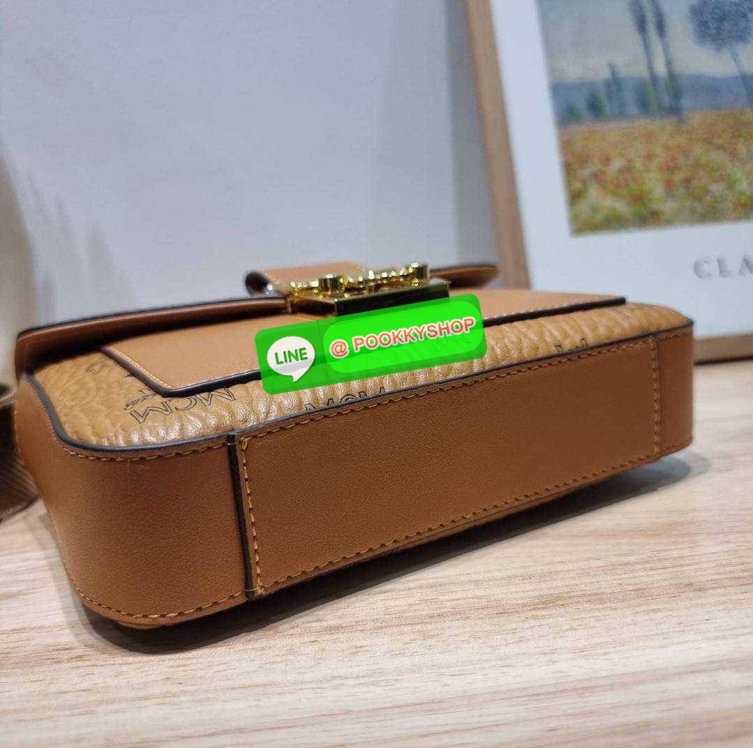 MCM SMALL MILLIE CROSSBODY IN VISETOAS กลับมาแน่นๆกับไอเท็มสุดฮิต!! ดาราเซเลปใช้กันเพียบ กระเป๋าสะพายข้าง ดีไซน์กึ่งสปอร์ต แต่แฝงความหรูในตัว ใช้งานง่ายด้วยขนาดที่พอเหมาะ และสายสะพายสปอร์ตที่สะพายคาดได้สะดวก จะสะพายข้าง สะพายแบบคาดอก ก็ดูดีไปหมด เปิด-ปิดด