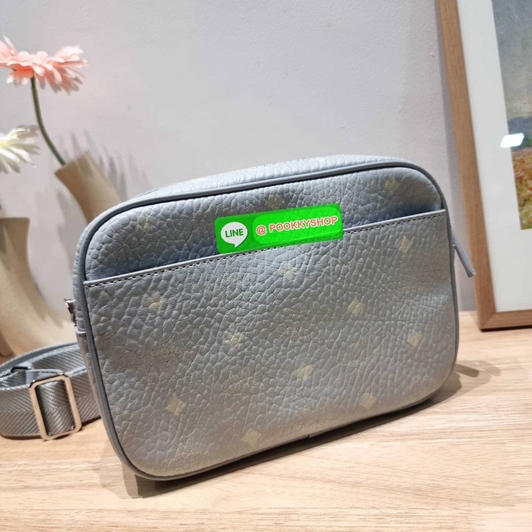 MCM KLASSIK CROSSBODY BAG สีใหม่ต้อนรับซีซั่นใหม่!! สาวกเอ็มซีเอ็มต้องมีน้า!! ใครๆเค้าก็สะพายกัน!! กระเป๋าสะพายข้างทรงครอสบอดี้ ที่ดาราใช้กันเพียบ!! รุ่นนี้หนุ่มๆสะพายหรือสาวๆก็สะพายได้น้า ขนาดกำลังดี วัสดุหนังแคนวาสคุณภาพดี มีช่องหลัก 2 ช่อง เปิด-ปิดด้วย
