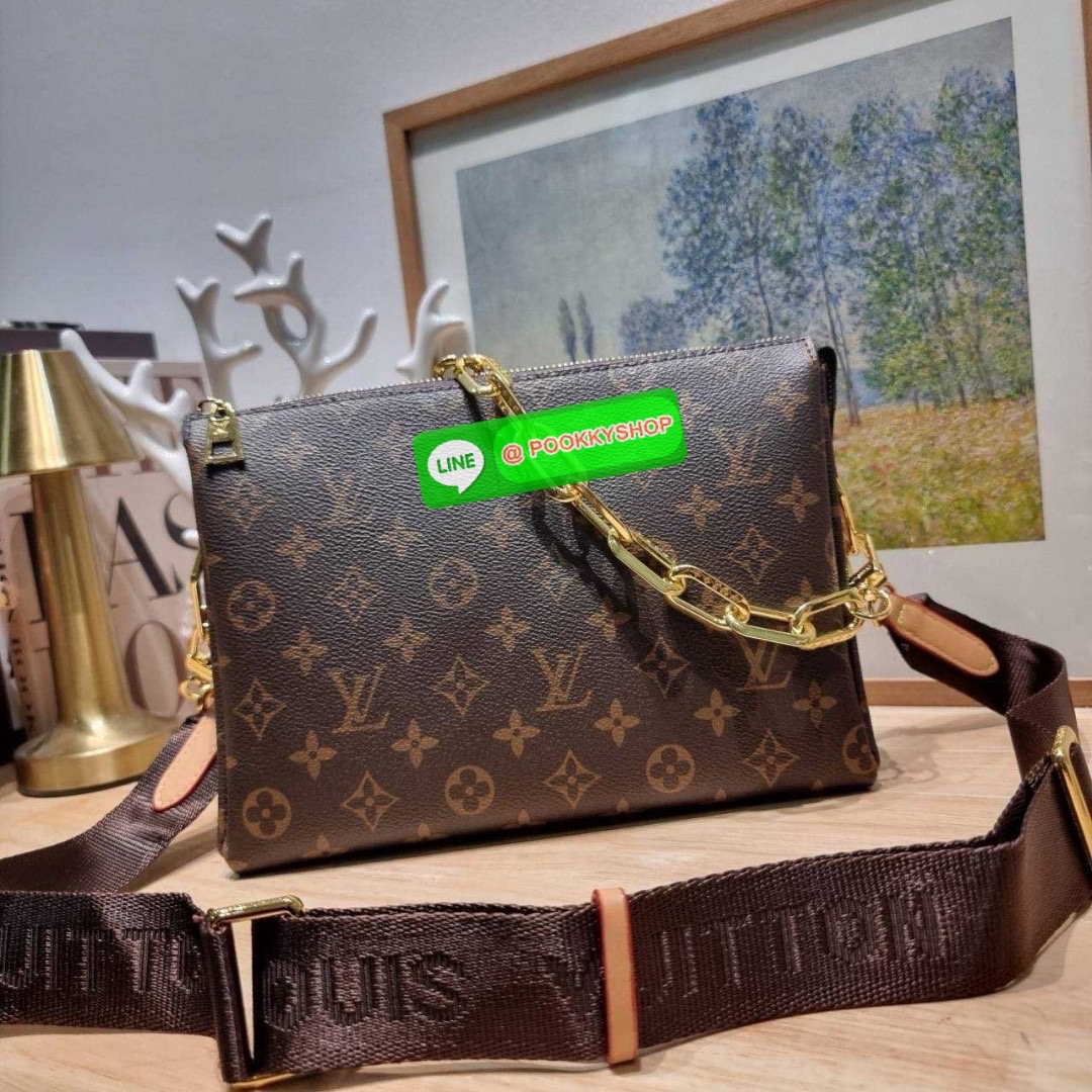 LV coussin pm bag 🔆 Details กระเป๋าสะพายกึ่งคลัชท์ สุดล้ำ ดีไซน์ใหม่ สีลิมิเต็ด ล่าสุดจากเคาน์เตอร์ duty free มาแรงมาก ด้วยความสวยปังตั้งแต่แรกเห็น มาพร้อมสาย 2 เส้น สวยลัคชูแบบสับๆ มีสายโซ่ที่มีดีเทลละเอียดไม่ซ้ำ และสายสปอร์ตครอสบอดี้ ที่จะคล้องไ