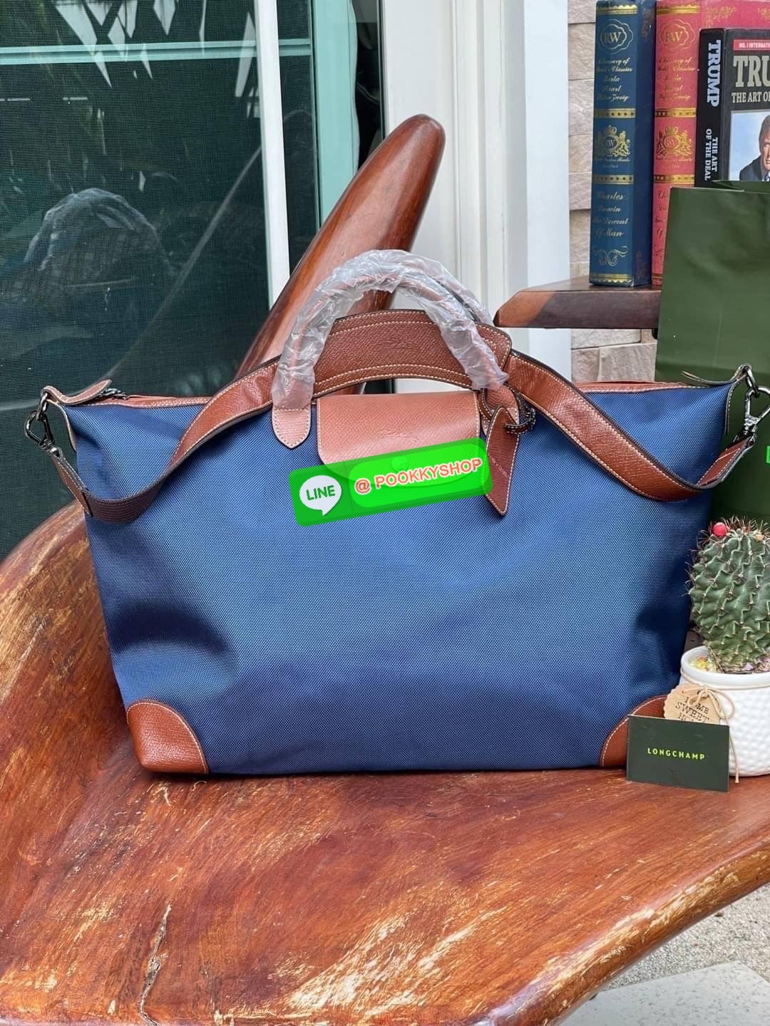 💕 LONGCHAMP BOXFORD TRAVEL BAG L กระเป๋าเดินทางขนาดใหญ่ มาพร้อมสายสะพายที่สามารถถอดได้ ให้คุณเลือกสะพายไหล่หรือถือได้ มีซิปรูดเปิดปิดกระเป๋าที่ให้คุณมั่นใจได้ว่าคุณจัดเก็บไอเท็มของคุณได้อย่างมิดชิด บ็อคฟอร์ด (BOXFORD) สะท้อนความเป็นเอกลักษณ์ของแบร