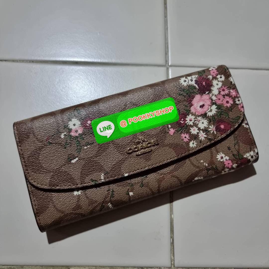 COACH F29395 SLIM ENVELOPE WALLET IN SIGNATURE CANVAS WITH FLORAL BUNDLE PRINT กระเป๋าสตางค์รุ่นขายดี ทรงจดหมายรุ่นฝาพับ ดีไซน์ลายช่อดอกไม้ น่ารักสดใส วัสดุหนังแคนวาสเคลือบลาย ภายในใส่มือถือได้ ใส่บัตรได้ มีช่องซิปแยกแบ่งเป็นสัดส่วน ใบจริงคือดีงาม สาวๆใช้