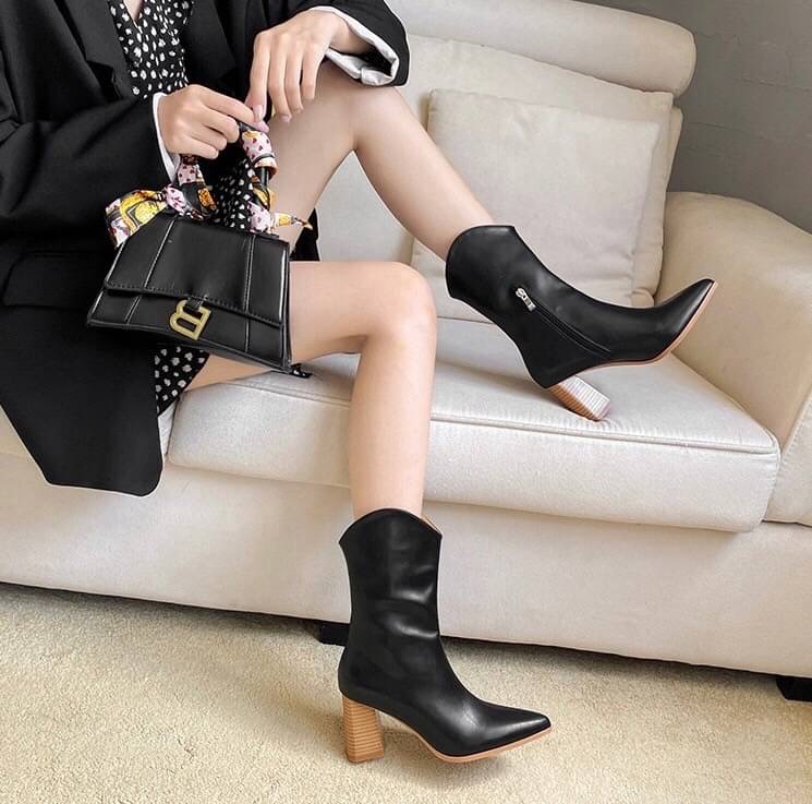 พร้อมส่ง บูทขนาดกลาง 999 งานสวยมาก ส้นแต่งลายไม้เก๋ หนังนิ่ม น้ำหนักพอดี มีซิปเพื่อง่ายเวลาสวม ทรงปลายเก๋มาก สวยมาก