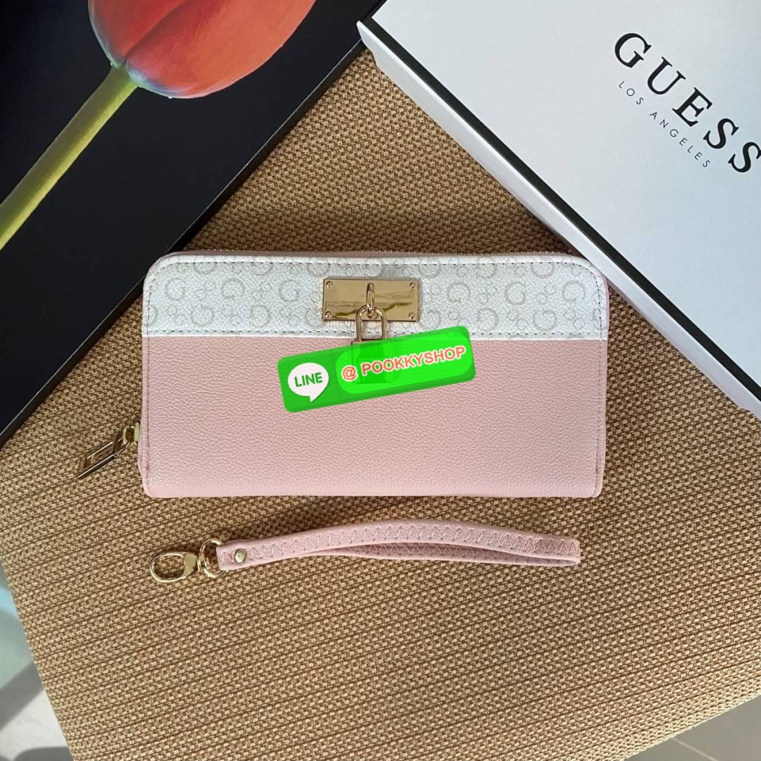 Guess Long Wallet กระเป๋าสตางค์ใบยาวซิปรอบหนังนิ่ม ด้านหน้าโดดเด่นด้วยกุญแจชื่อแบรนด์ รุ่นนี้มีสายคล้องมือมาให้ เพื่อใช้งานง่ายและสะดวกมากยิ่งขึ้น ด้านในมีช่องใส่ธนบัตร ช่องใส่บัตร และช่องซิปใส่เหรียญค่ะ
