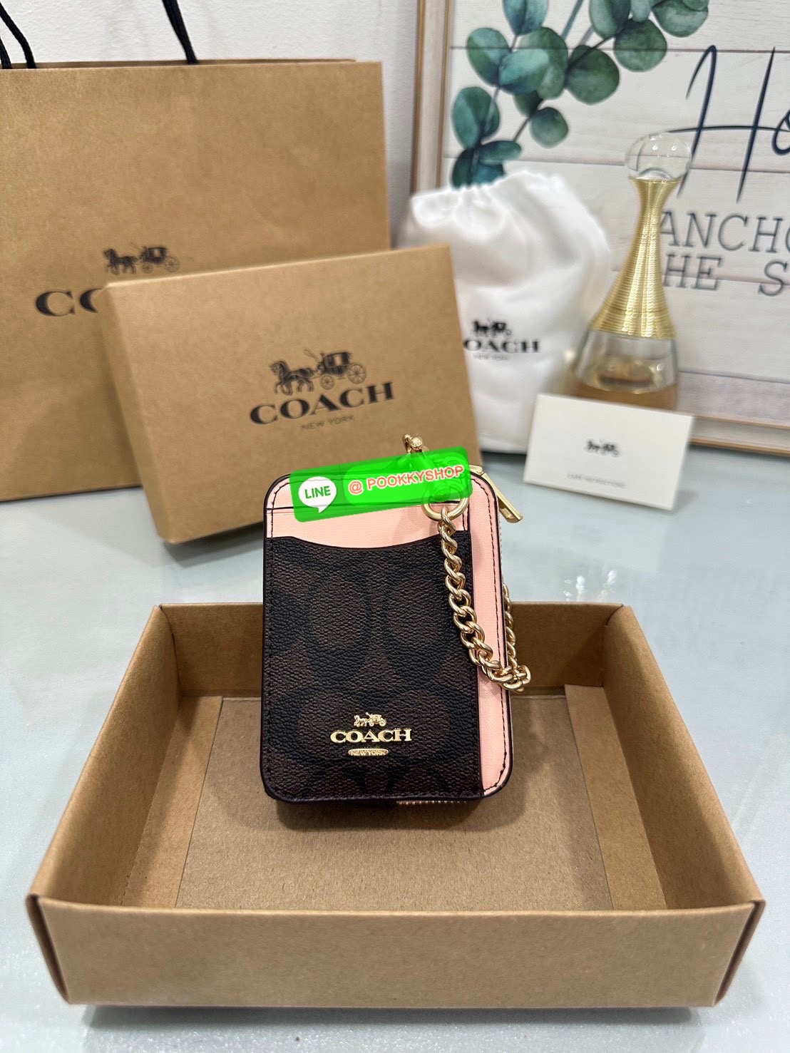 💗Coach C0058 Zip Card Case In Signature Canvas💗 กระเป๋าใบนี้นอกจากช่องใส่บัตรแล้ว ด้านหลังยังมีช่องสำหรับใส่ธนบัตรหรือเหรียญสามารถเปิดปิดได้ด้วยซิป เพิ่มลูกเล่นเป็นสายโซ่คล้องมือ หรือคล้องกับกระเป๋าก็ได้เช่นกัน ขนาดกะทัดรัด พกพาสะดวก การดู