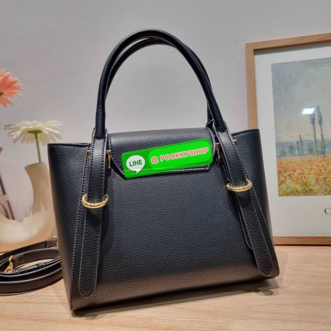 Hot item Prada leather bag กระเป๋าถือ/สะพายล่าสุด จากเคาน์เตอร์ dutyfree ที่ดีไซน์เรียบหรู หนังวัวฟอกสี สวยคมชัด เต็มไปด้วยดีเทลน่าใช้ สายคล้องไหล่ที่สามารถถอดออกได้ เพื่อใช้สายยาวสะพายข้างเส้นเดียว หรือจะใส่ไว้ทั้งคู่ก็อัพเกรดลุคดูแพงได้ ปากกระเป๋ามีฝากร