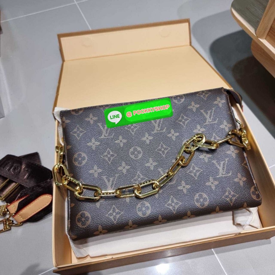 LV coussin pm bag 🔆 Details กระเป๋าสะพายกึ่งคลัชท์ สุดล้ำ ดีไซน์ใหม่ สีลิมิเต็ด ล่าสุดจากเคาน์เตอร์ duty free มาแรงมาก ด้วยความสวยปังตั้งแต่แรกเห็น มาพร้อมสาย 2 เส้น สวยลัคชูแบบสับๆ มีสายโซ่ที่มีดีเทลละเอียดไม่ซ้ำ และสายสปอร์ตครอสบอดี้ ที่จะคล้องไ