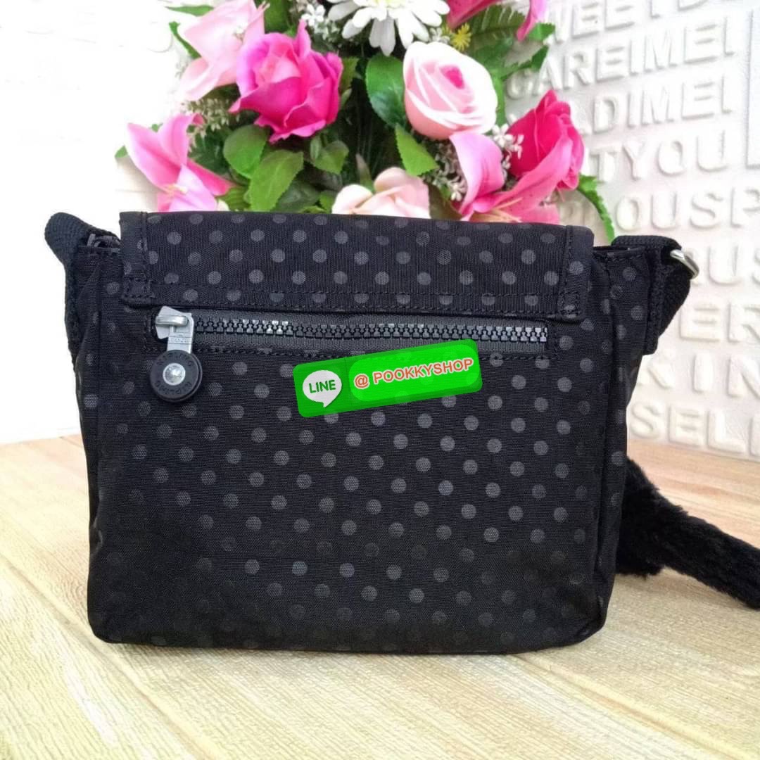 KIPLING SABIAN CROSSBODY MINI BAG กระเป๋าสะพายข้าง วัสดุ Nylon & Polyester 100% ขนาดเล็กกำลังน่ารัก เปิด-ปิดด้วยฝาปิดกระดุมแม่เหล็กและซิปแบรนด์ ด้านในมีแท็กแบรนด์