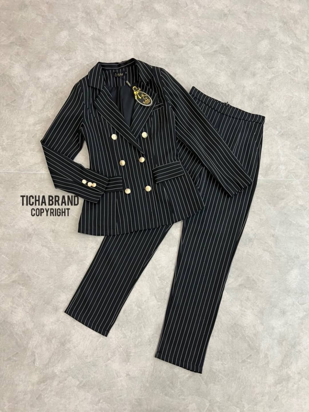 เซตสูทคอปกแขนยาว+กางเกงขายาว มีกระดุมหน้า 2 แถว มีกระเป๋า ทรงพอดีตัว เนื้อผ้าดีมากกกก ใส่สบาย ใส่สวยดูดีเหมือนเซเลปเลยค่ะ ใครกำลังมองหาเซตสูทสวยๆ ใส่ออกงาน ใส่ทำงาน ใส่แล้วดูดี ใส่ได้หลายโอกาส แนะนำเลยค่ะ ราคาเป็นกันเองจัดด่วนๆ สั่งช้าอดสวยยยยยของหมดไวนะค