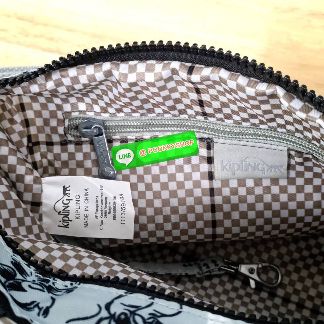 KIPLING RETH CROSSBODY BAG ซับในตาราง วัสดุ Nylon +polyester กระเป๋าสะพายข้างหรือ สะพาย Crossbody ได้ ช่องหน้าเปิด-ปิด ด้วยซิป พร้อมช่องแยกบ่อยด้านข้าง ช่องหลัก 2 ช่อง ด้านในโล่งกว้าง สามารถจุสัมภาระได้เยอะ พร้อมช่องซิปหลัง สายสะพายปรับระดับสั้น-ยาว ได้ f