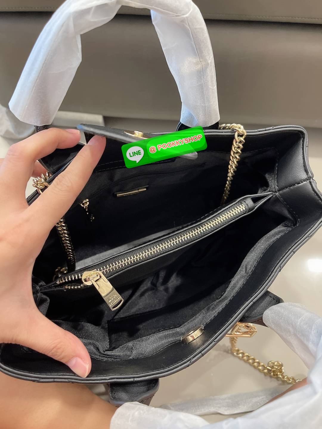 Lyn ทรงถือ/สะพายไหล่ เปิด/ปิดกระเป๋าด้วยกระดุมแม่เหล็ก มี 2 ช่องใช้งานใหญ่ๆ ตรงกลางมี 1 ช่องซิป ช่องลับอีก 2 ช่อง มีหมุดรองฐาน 4 จุด อะไหล่ทองหรูๆ