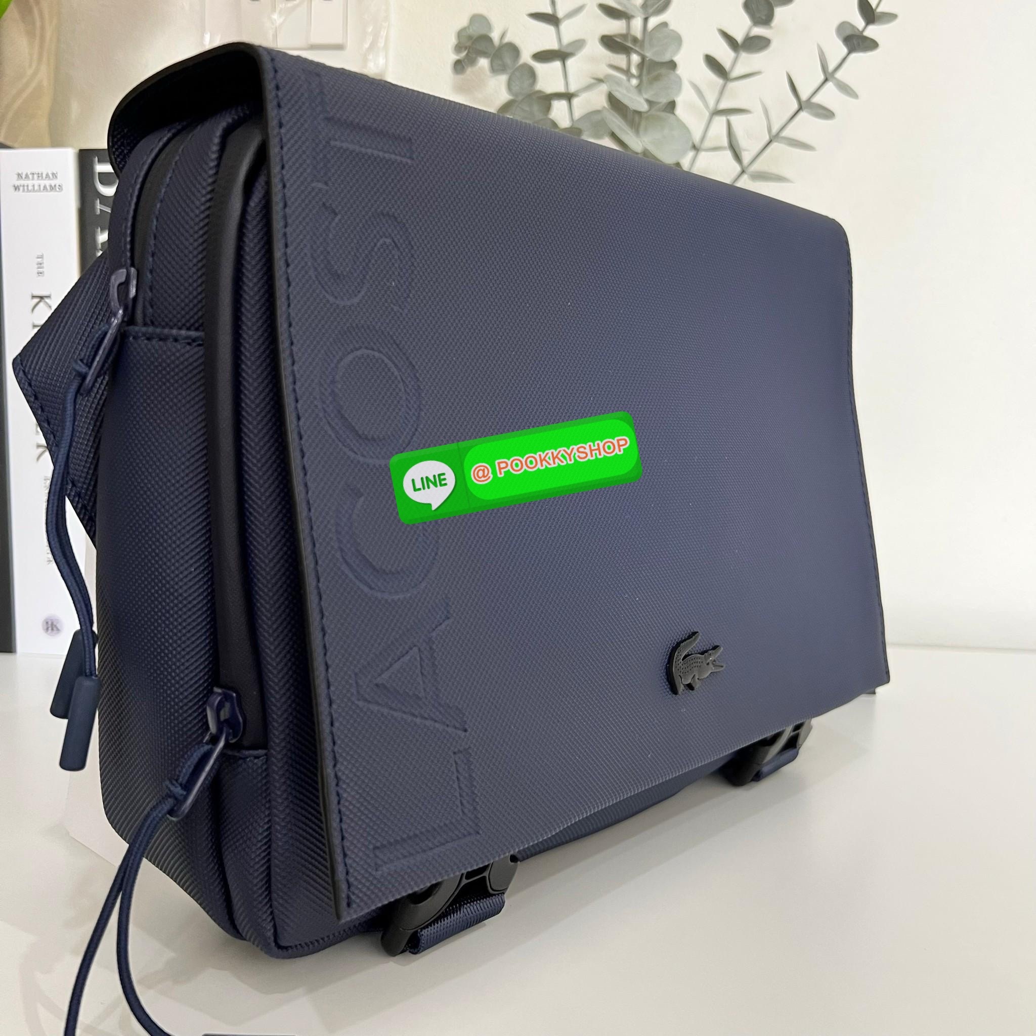 Men's L.12.12 Clipped Flap Adjustable Shoulder Strap Small Pouch วัสดุ PVC คุณภาพดีตามแบบฉบับแบรนด์ น้ำหนักเบา กันน้ำ ด้านหน้ามีโลโก้เหล็ก ฝาเปิดปิดด้วยคลิปล๊อค 2 ด้าน ช่องหลัก ด้านในมีช่องซิปพร้อมหัวซิปแบรนด์ ใส่กระเป๋าสตางค์ใบยาว ipad มือถือ ของจุก