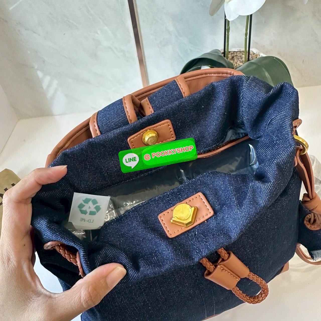 Songmont Series Backpack Female Small Capacity Songmont Drawstring Backpack กระเป๋าเป้สายรูดทรงชิคที่กำลังเป็นกระแสฮิตสุด ๆ เพราะดีไซน์เรียบเก๋ ใช้งานง่าย และแมทช์ได้หลายสไตล์ ดีไซน์ unisex ใช้ได้ทั้งผู้หญิงและผู้ชาย ดีไซน์: ทรงถุงสายรูด (Drawstring) ดูมิ