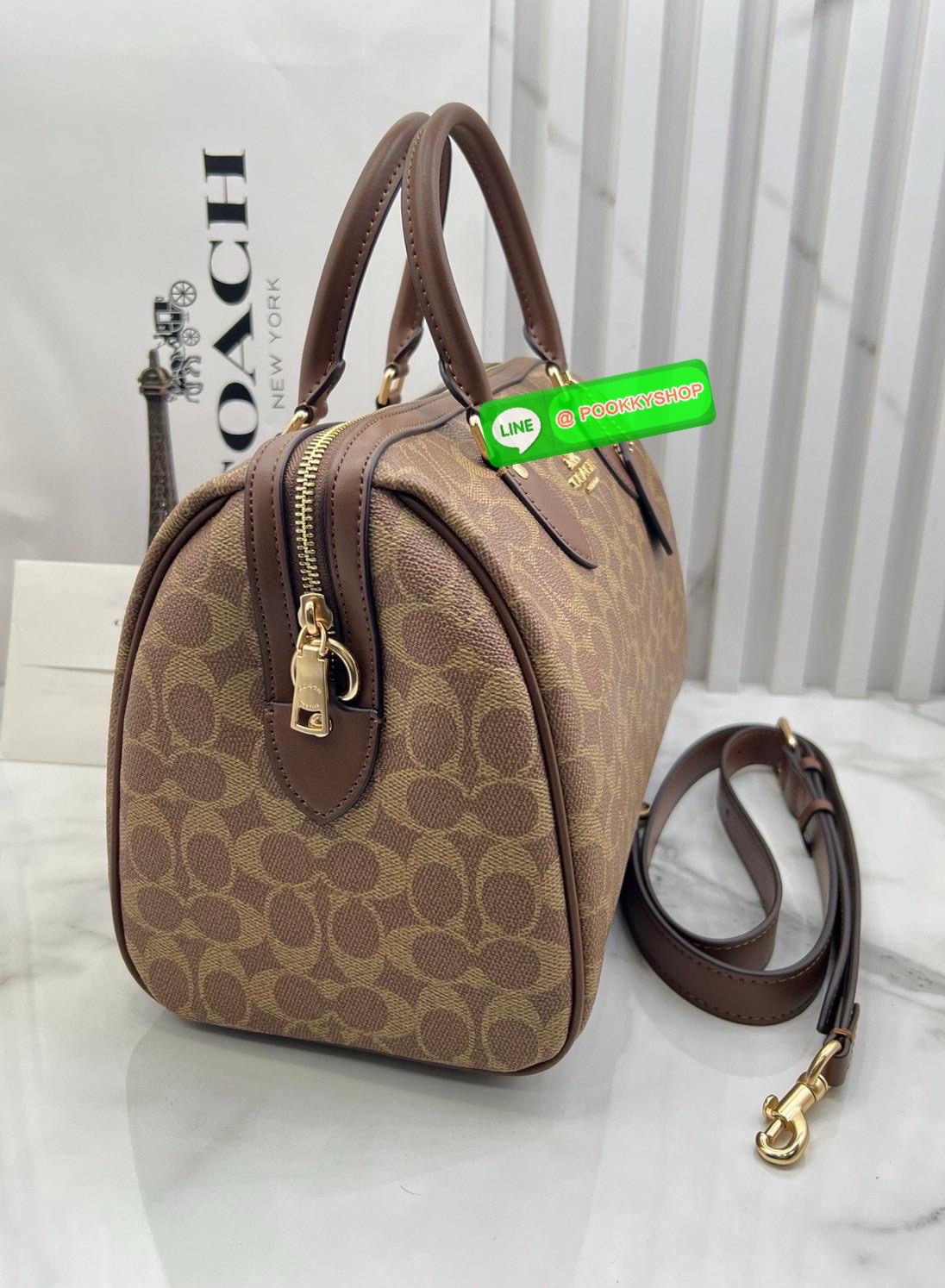 COACH ROWAN SATCHEL IN SIGNATURE CANVAS จุดเด่นของกระเป๋าทรงsatchel bag คือรูปทรงของกระเป๋าดูแข็งแรง มั่นคง ไม่เสียทรงง่าย มาพร้อมหูหิ้วที่ด้านบนของกระเป๋า ลายแคนวาสที่เป็นซิกเนเจอร์แบบเอกลักษณ์ ช่องใช้งานทุ้งภายในและภายนอก นอกจากนี้ กระเป๋าประเภทนี้ยังมี