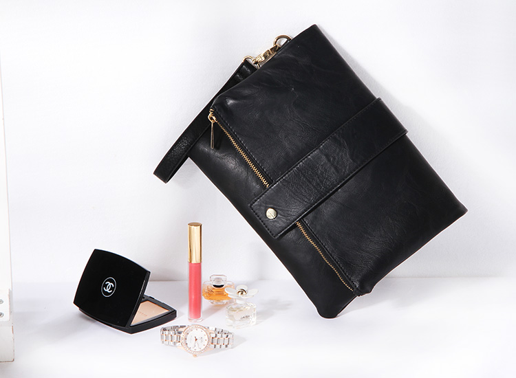 กระเป๋าหนังคลัชมือ Clutch แบรนด์ Forever21 หนังมีTexture ในตัว เนื้อหรูมากคะ ติดแท็คForever 21 ด้านใน ช่องใส่ของซิบใหญ่ 1 ด้านในมีซิปแบ่ง 1 ช่องแบ่งใส่ของ2ช่อง