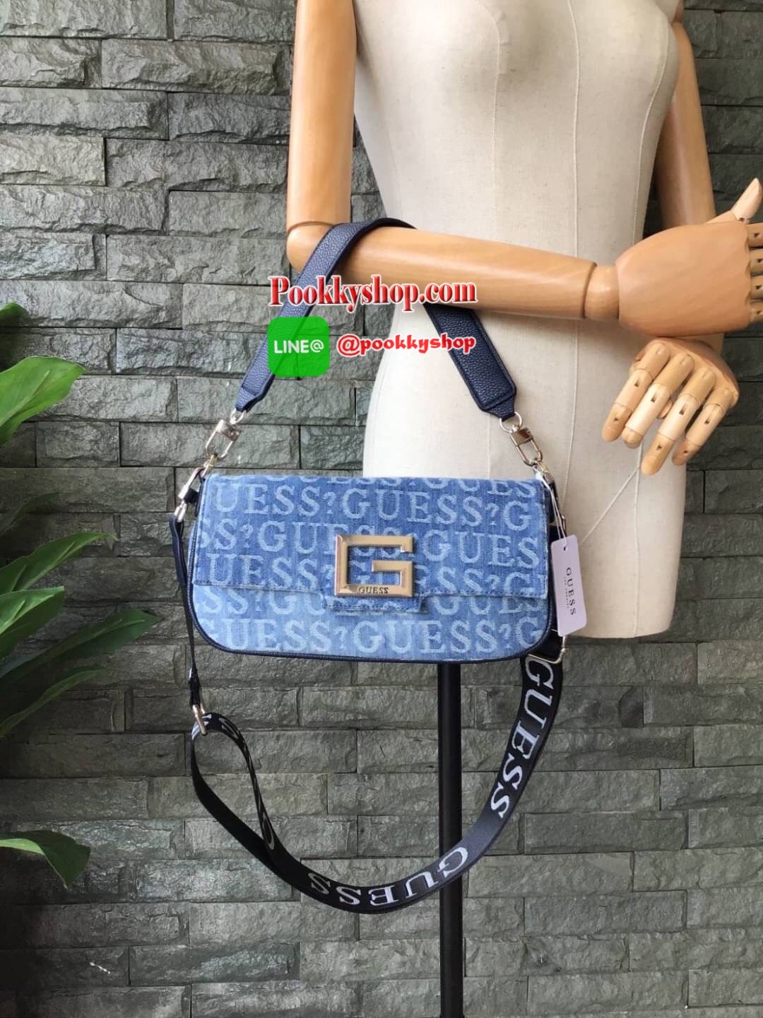 New Collection !! Guess Women’s Crossbody Bag รุ่นใหม่ชนช็อป!! กระเป๋าสะพายไหล่/สะพายข้าง/ถือเป็นคลัช มีดีเทลสวยเก๋!! วัสดุผ้ายีนส์ทอลายแบรนด์ ตัวกระเป๋าตัดขอบหนัง มาพร้อมสายหนังสะพายไหล่และสายสะพายยาวเลื่อนปรับได้ ด้านหน้าประดับโลโก้แบรนด์ มีหมุดรองฐาน4ม