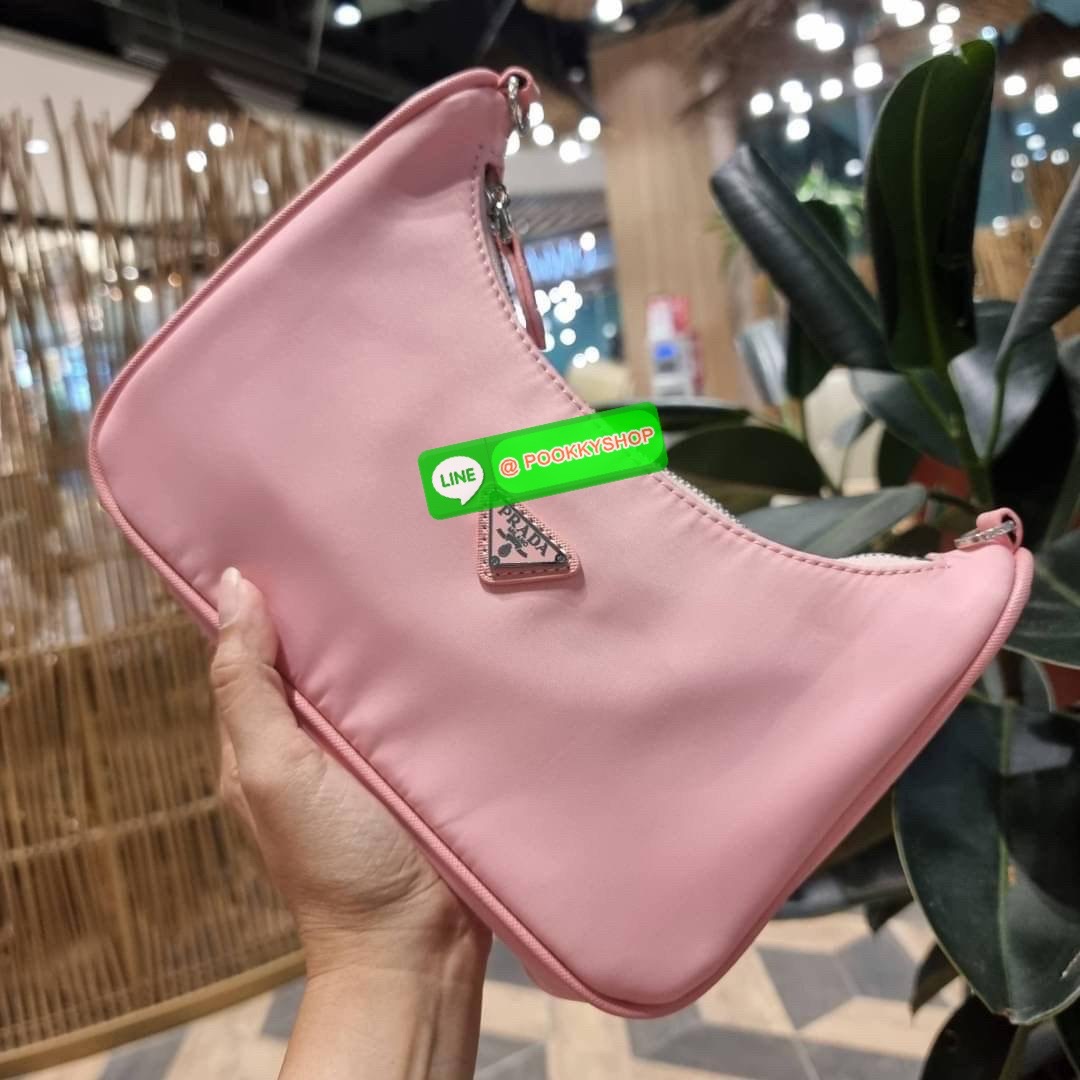 PRADA RE-EDITION 2005 RE-NYLON SHOULDER BAG ไอเท็มสุดปัง ที่ฮิตตลอดกาลไม่ว่าจะปีไหนๆ จัดให้ครบทั้งสีขายดีและสีใหม่ล่าสุด ที่สายคุณหนูห้ามพลาด!! กับกระเป๋าสะพายทรงคลาสสิค เหมาะเป็น everyday bag มากๆ วัสดุผ้าไนล่อนคุณภาพ พร้อมใบลูก ไว้ใส่เหรียญ ใส่กุญแจได้ส