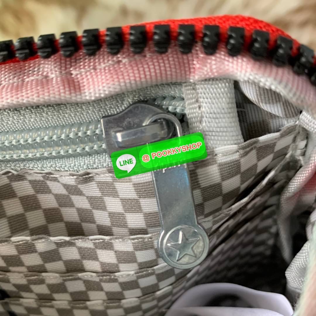 KIPLING 3 Monkey program Seoul up clutch & sling bag กระเป๋าคล้องมือ หรือ สะพายข้าง ขนาดเล็ก วัสดุ Nylon & Polyester 100% ใช้งานได้ 2 รูปแบบ มีสายสลับเปลี่ยนได้ทั้งแบบคล้องมือหรือสะพายข้าง เปิด-ปิดด้วยซิป ช่องหลักโล่ง มีช่องใส่บัตรด้านข้าง 6 ช่อง และช่องด