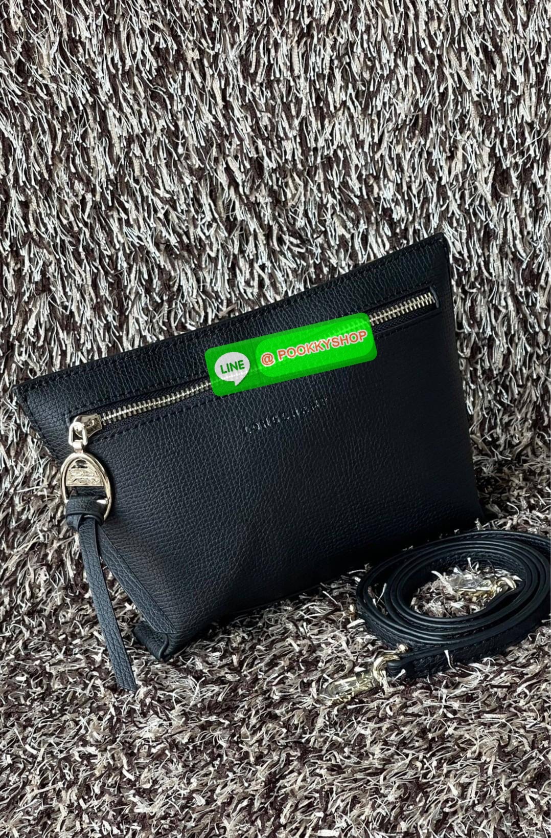 Longchamp MAILBOX Crossbody bag XS ดีไซน์ทรงคลัทช์ที่มีเส้นรูปทรงเรขาคณิตนี้จะรองรับสิ่งของจำเป็นทั้งหมดของคุณ มาพร้อมสายสะพายไหล่แบบปรับได้และถอดออกได้ สวมใส่ได้หลากหลายวิธีเพื่อเพลิดเพลินกับค่ำคืนของคุณอย่างอิสระ ได้แรงบันดาลใจมาจากMAILBOX การเย็บตะเข็บ