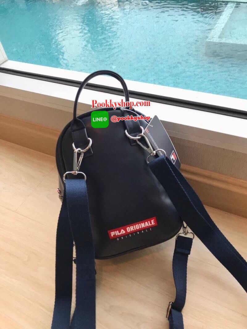 FILA 2WAY MINI BACKPACK กระเป๋าเป้หรือสะพายข้างสไตล์ Sport รุ่น Limited Edition ขนาดมินิ กำลังดี หนังนิ่มตั้งอยู่ทรง กันน้ำและน้ำหนักเบา ด้านหน้าสกรีนโลโก้แบรนด์ ด้านหน้าช่องซิปใส่ของจุกจิก ช่องหลักเปิดปิดด้วยซิปสะดวกใช้ หัวซิปแบรนด์ ภายในมีช่องใส่ของ หูจ