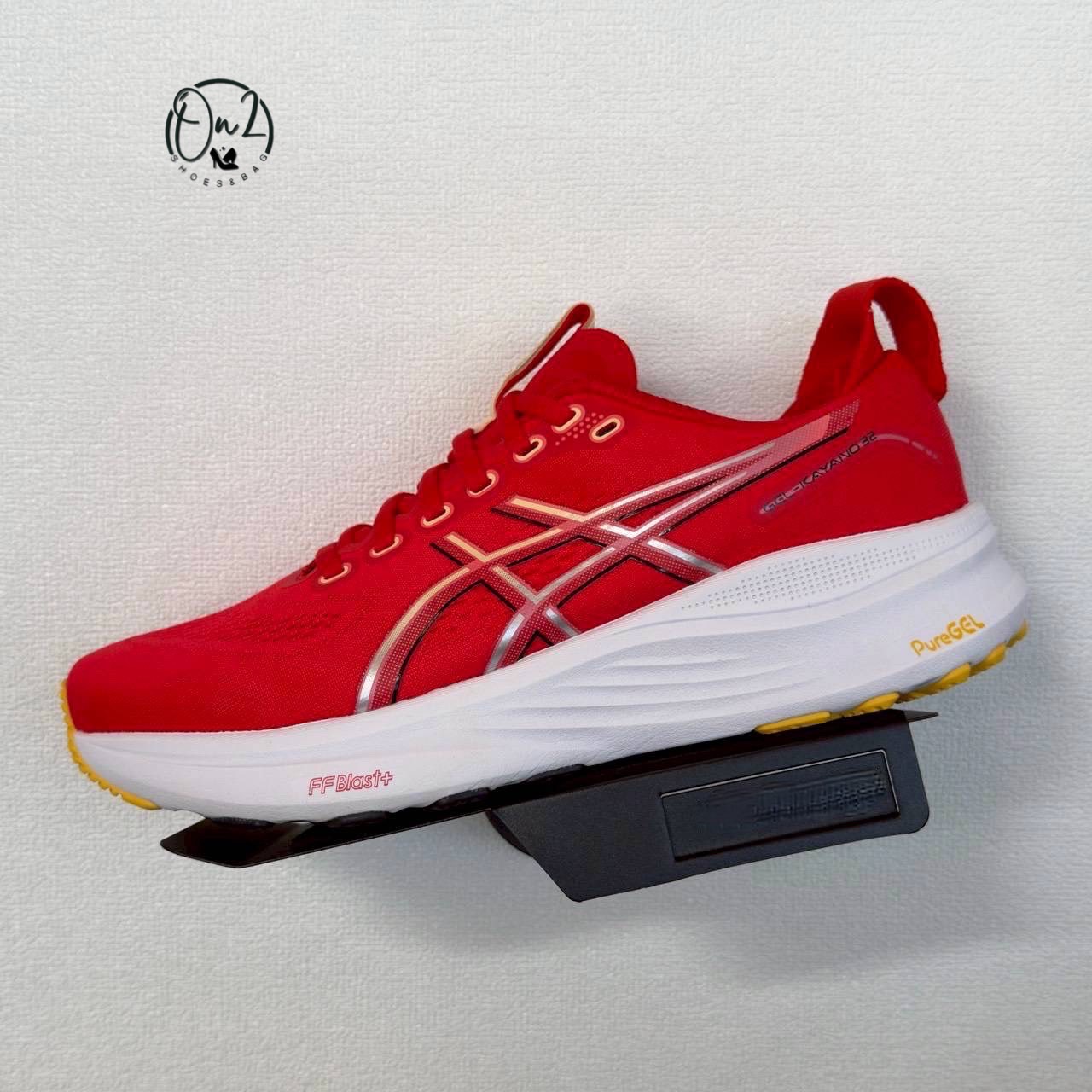 🏃♂️ Asics Gel-Kayano 32 สายวิ่ง สายยิมห้ามพลาด! รุ่นนี้ตอบโจทย์ทั้งมือใหม่และนักวิ่งจริงจัง เบา นุ่ม เด้ง ใส่วิ่งแล้วรู้สึกเหมือนลอยได้!พื้น ซัพพอร์ตดีเยี่ยม ลดแรงกระแทกได้สุด ดีไซน์สวย สปอร์ต ใส่เที่ยวก็ยังได้ แมทช์ง่ายทุกลุค