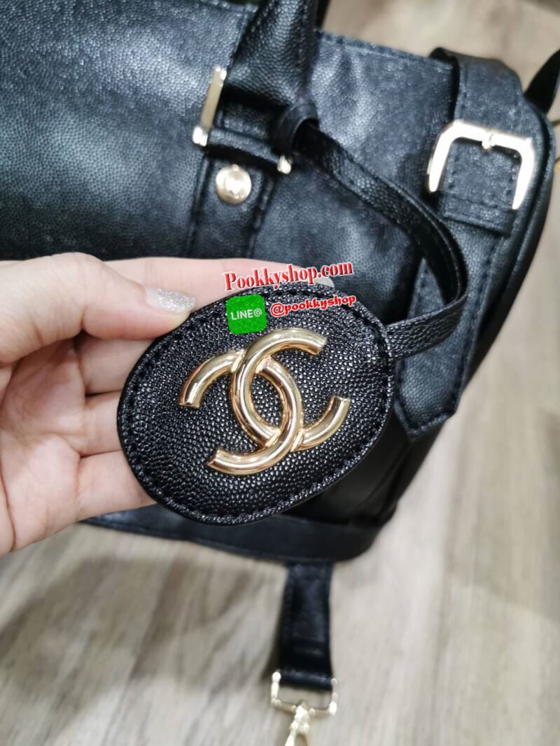 NEW! CHANEL CAVIAR LARGE HANDBAG VIP GIFT WITH PURVHASE กระเป๋าเดินทางใบใหญ่รุ่น Limited Edition - GWP พรีเมี่ยมกิ๊ฟของเเท้จาก Chanel Counter หนังคาเวียร์เนื้อหนาสีดำขึ้นลายสวยหรูอยู่ทรง ด้านหน้ามีโลโก้แบรนด์ เปิดปิดด้วยซิปสะดวกใช้ ประดับTAG โลโก้แบรนด์อะ