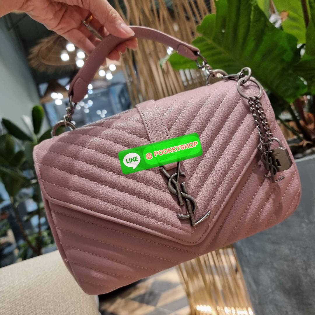IN STOCK!! Yves Saint laurent crossbody boutique vip bag กระเป๋าสะพายไหล่ ดีไซน์ทรงสวยหรู พิเศษ แถมฟรี พวงกุญแจห้อยโลโก้ ดูแพงไปหมดจริงๆไอเท็มนี้ วัสดุหนังสังเคราะห์ลายคาร์เวีย เปิด-ปิดด้วยกระดุมแม่เหล็ก ภายในโล่งกว้าง แบ่งสัดส่วนไว้อย่างดี มาพร้อมหูจับใน